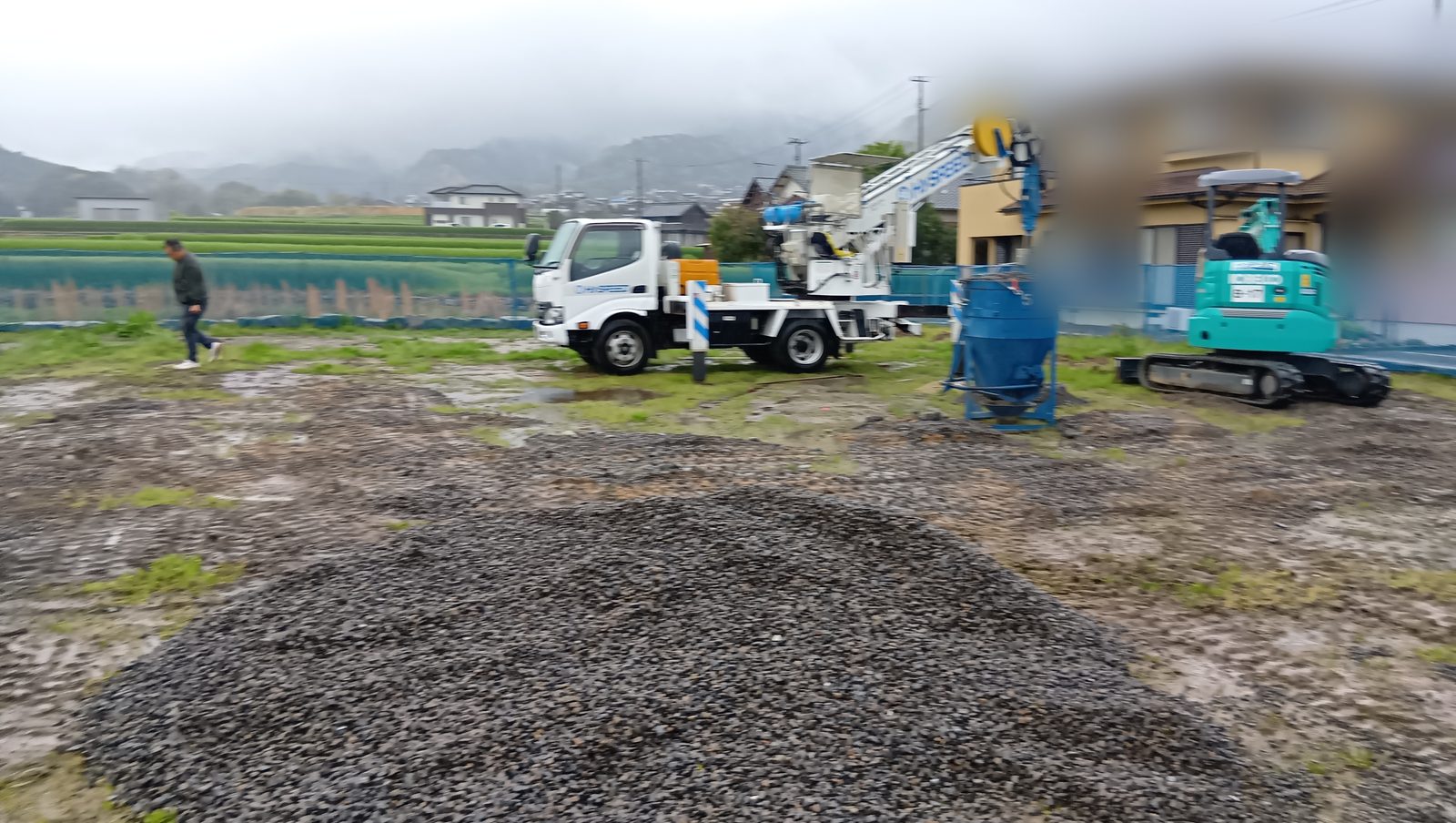 地盤改良工事の様子。専用の重機で地盤を補強している