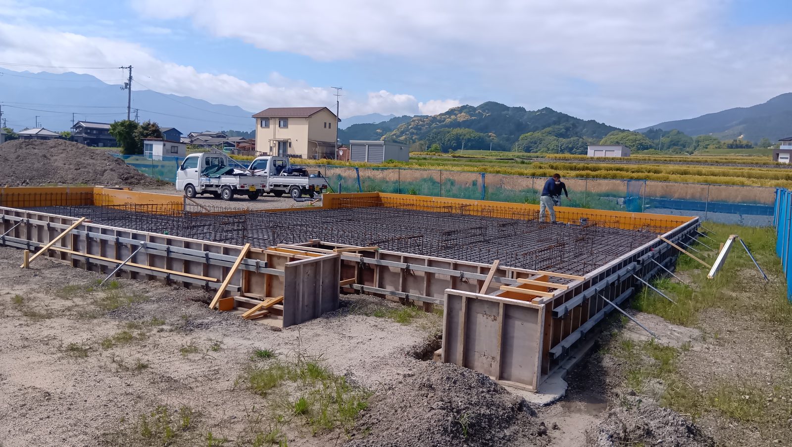 基礎の配筋工事。鉄筋が格子状に組まれ、まわりに型枠が立てられている