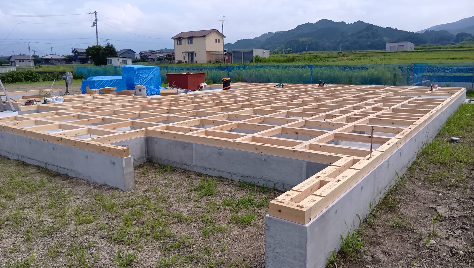 断熱等級7の平屋で完成した基礎の上に土台と大引きを組んだ施工現場