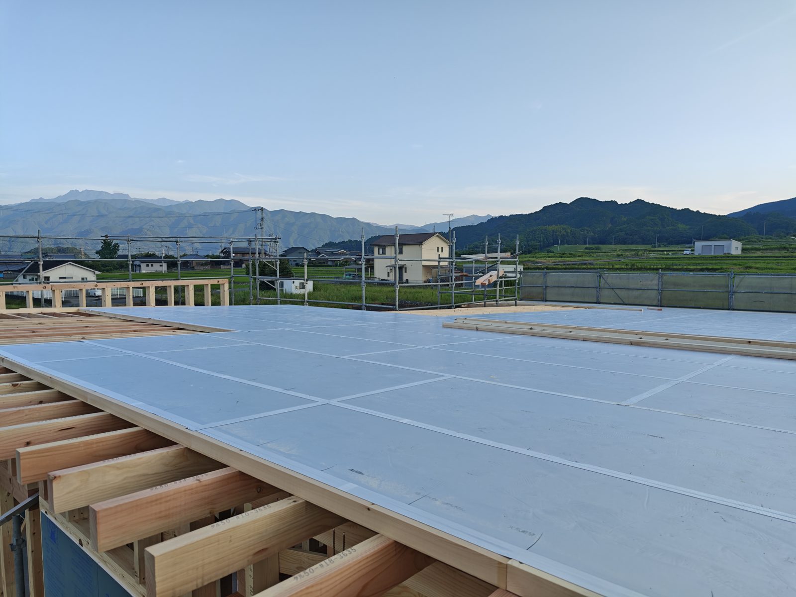 屋根一面に張られた銀色の外張り断熱材（キューワンボード）
