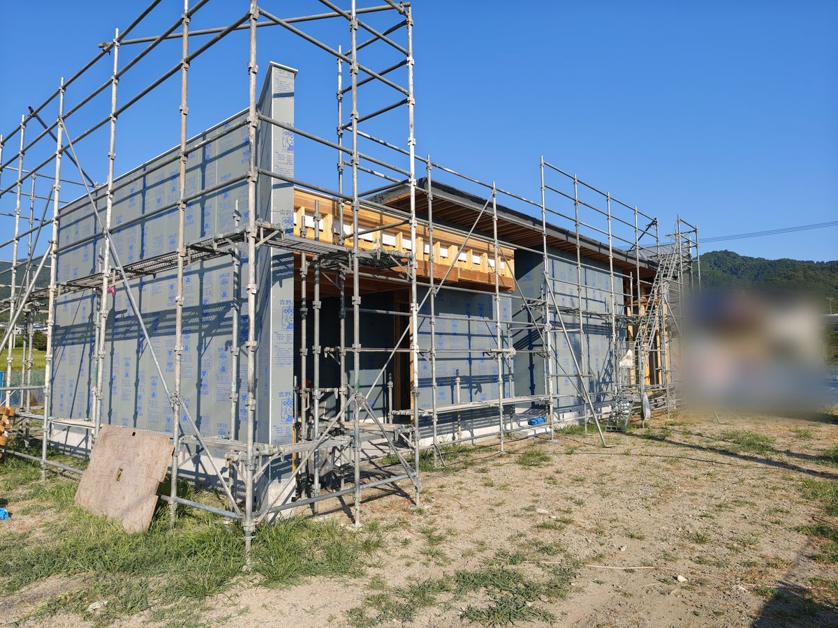 建築中の黒河邸の外観。足場の内側に構造体と外壁下地が見える