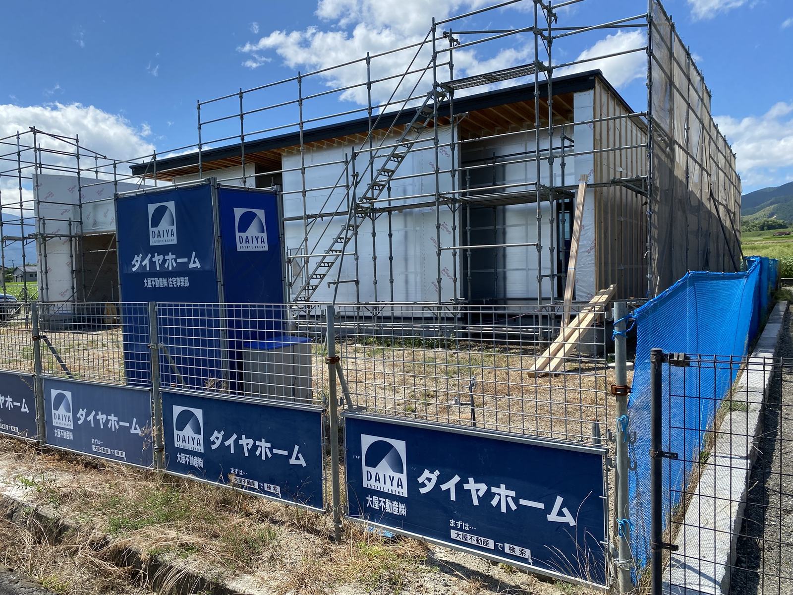 西条市の断熱等級7の平屋で外張り断熱の施工が完了した外壁