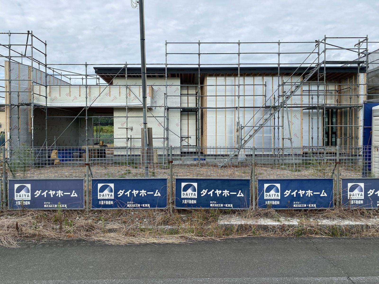 道路側から見た黒河邸の平屋外観と外壁下地の通気胴縁