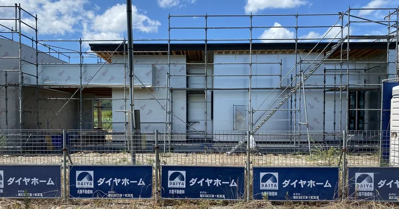 DAIYAHOMEが建築中の平屋の外観。足場のかかった建物を正面から撮った写真（2026年8月）