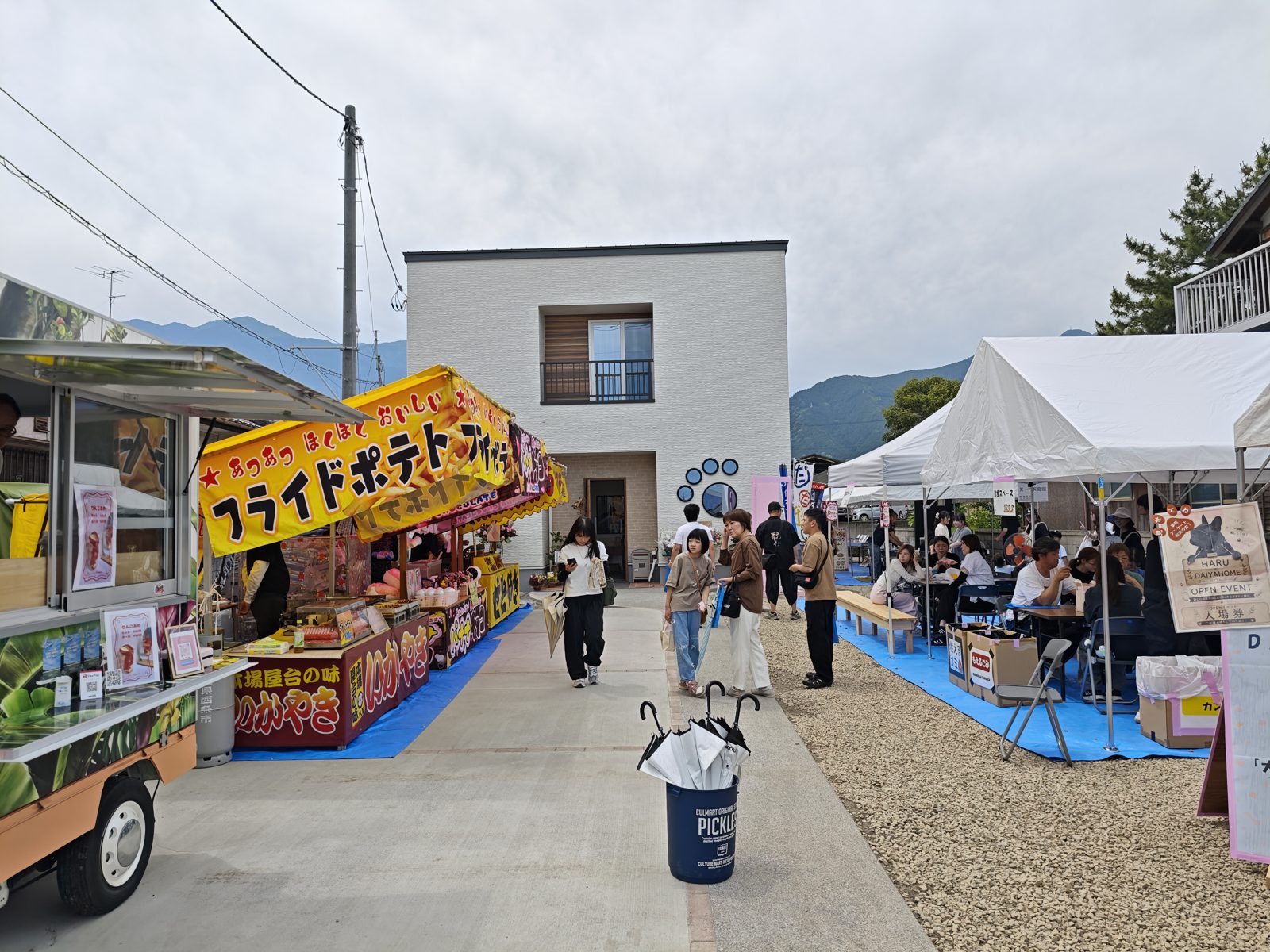 にぎわう出店ストリート