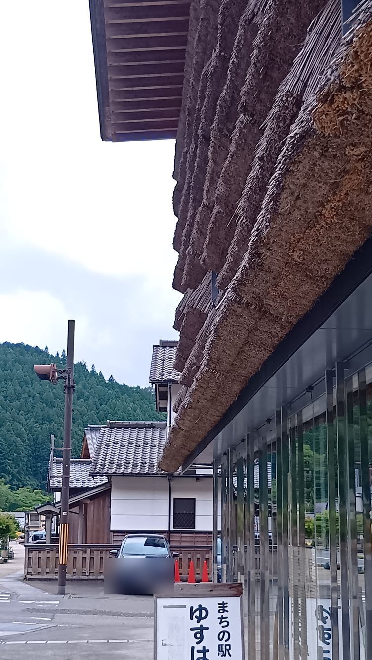 高知県梼原町のマルシェ・ユスハラ（隈研吾氏設計）の外観。茅葺きが外壁として何段にも積まれている