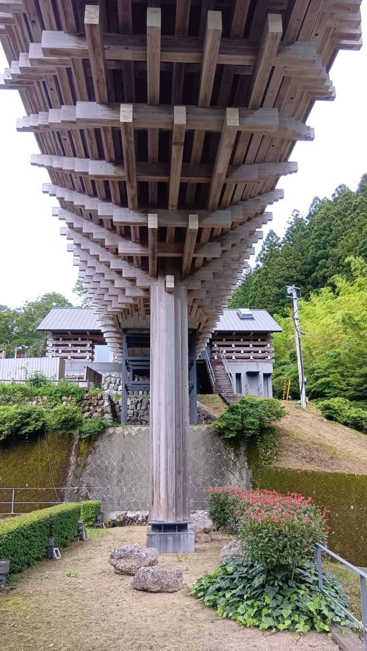 梼原町の木橋ミュージアム（雲の上のギャラリー・隈研吾氏設計）の外観。1本の柱から木の梁が枝のように何段にも持ち出される刎橋の構造
