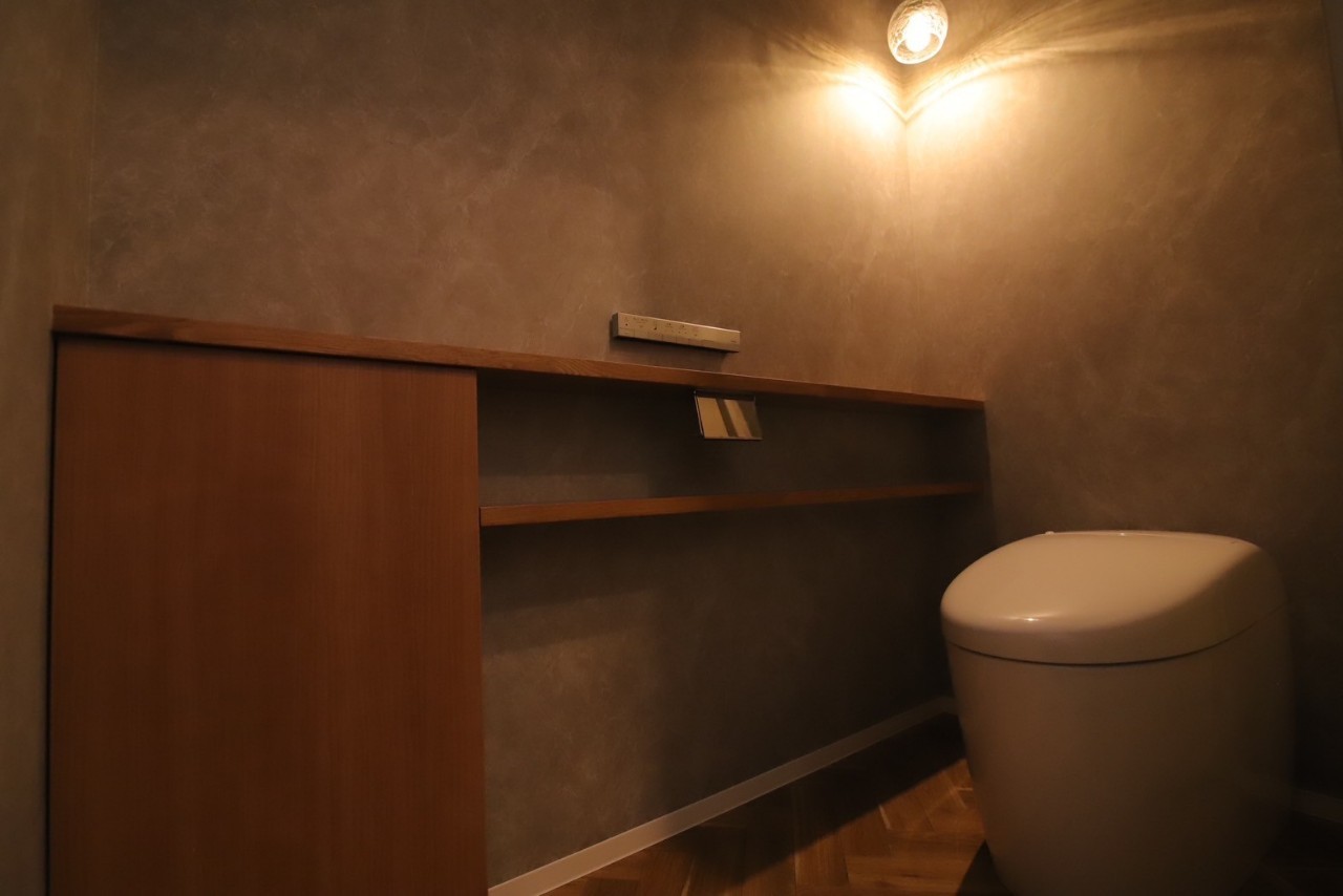 幻想的な照明が美しいトイレ空間