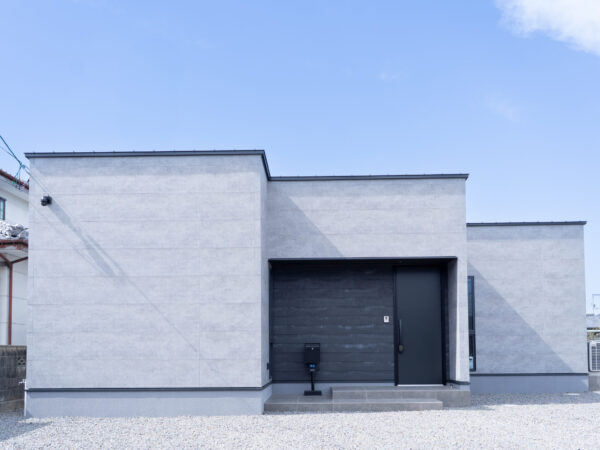 グレー外壁とブラックアクセントを組み合わせた新居浜市の35.57坪の平屋外観