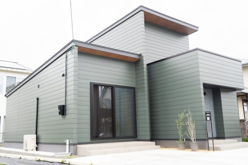 モスグリーンのガルバリウム外壁で統一した二階建て住宅を背面側から見た外観。愛媛県西条市の注文住宅