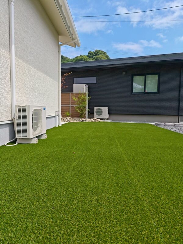 人工芝と砕石で仕上げた家まわり。四国中央市の南欧風2階建ての外構