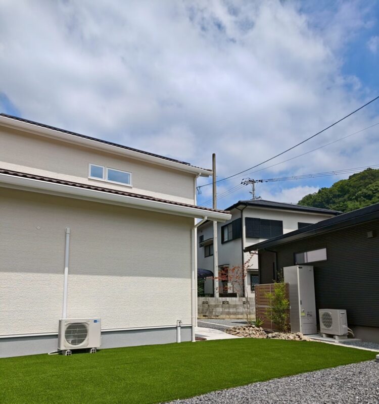 人工芝と砕石を敷き分けた家まわり。雑草対策と水はけに配慮した外構