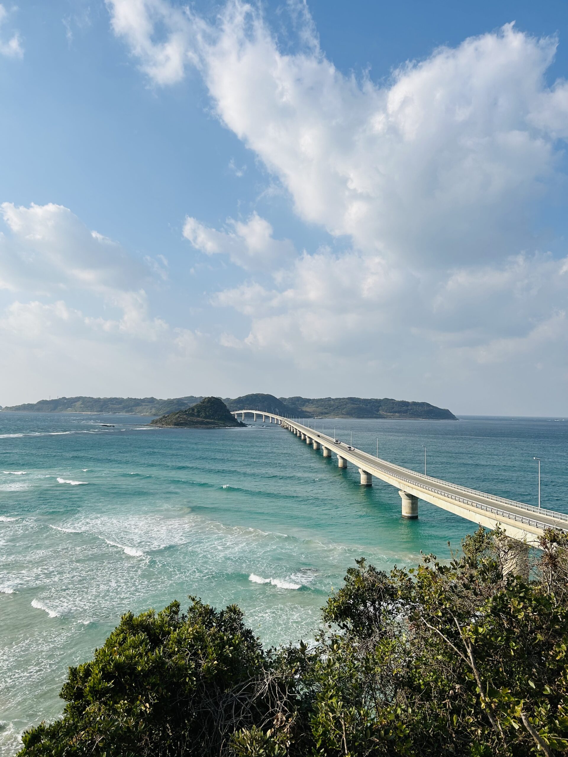 エメラルドグリーンの海に架かる山口県の角島大橋