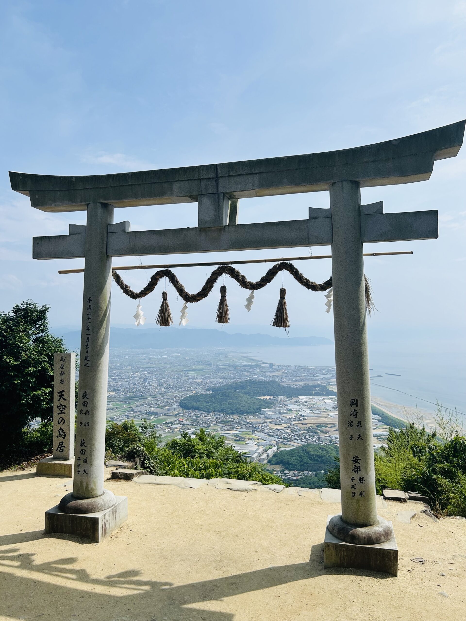 高屋神社の天空の鳥居から見下ろす観音寺市街と瀬戸内海