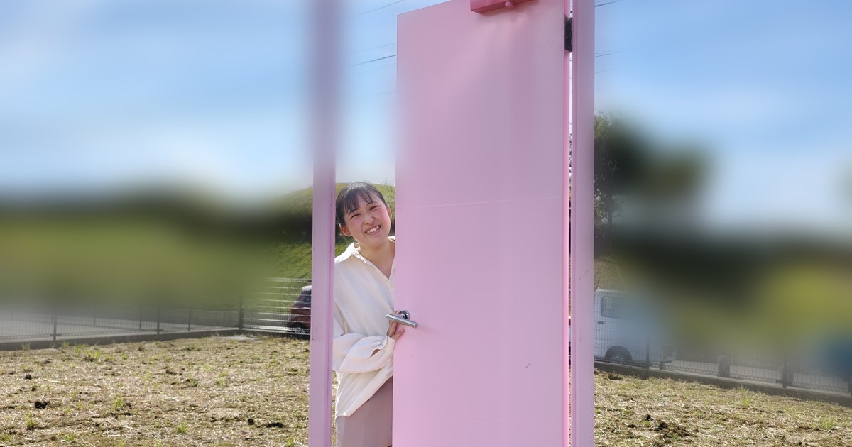 まちに現れる、ふしぎな扉。1枚目の扉が現れました