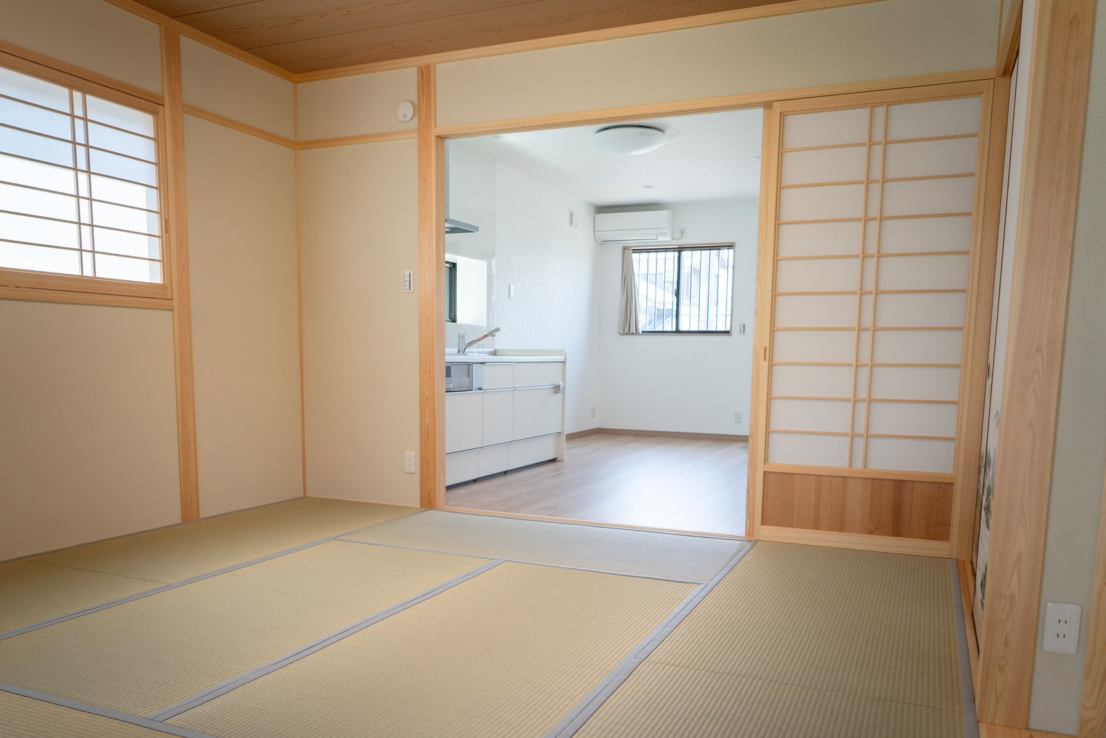 西条市の和風平屋の和室。柱と鴨居を見せる真壁づくりで、板張りの天井と障子が続く落ち着いた設え