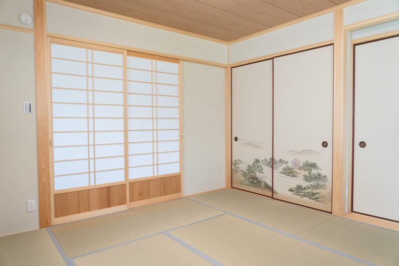 和室の押入れの襖。山水画の意匠と桧の枠が、柱を見せる真壁の空間に静かな表情を添えている