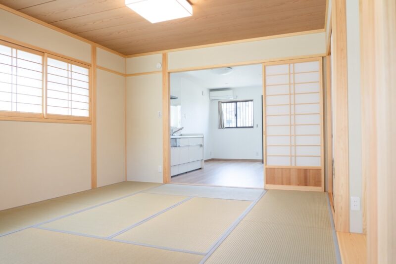 和室からダイニングキッチンを見たところ。建具のない大きな開口で、畳の間と台所がひと続きの広さで使える