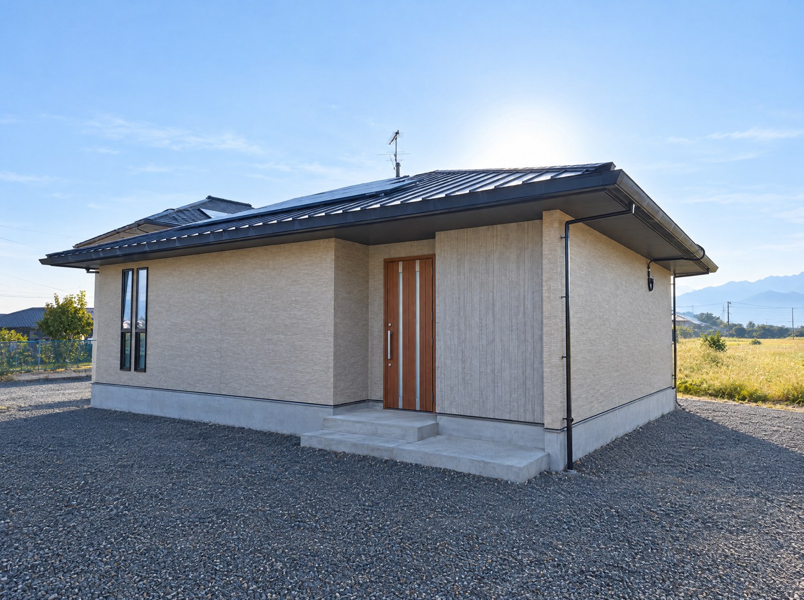 淡い外壁と木目の玄関ドアが印象的な見学会住宅の外観